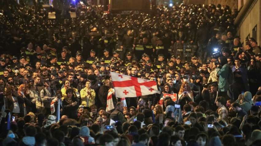 Власти Грузии приняли диктаторские законы: что угрожает протестующим