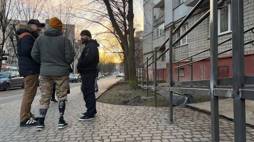 Во Львове соседи воюют с ветераном войны из-за пандуса: что произошло Во Львове соседи воюют с ветераном войны из-за пандуса: что произошло