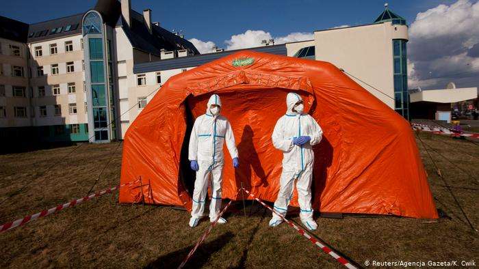 Польща на межі локдауна: закриваються школи, торгові центри, магазини, залучаються іноземні медики