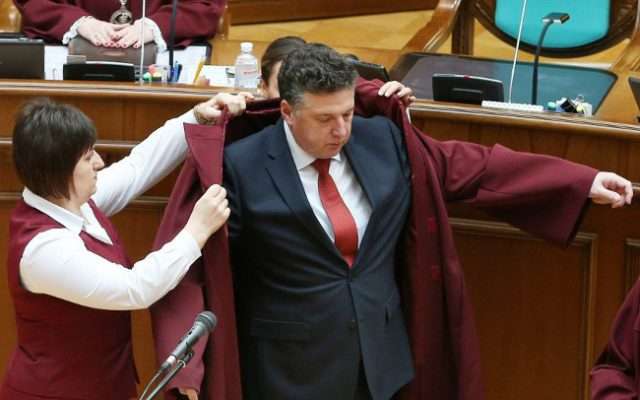 Журналіст звинуватив суддю КСУ у незаконних рішеннях по квартирах інвалідів