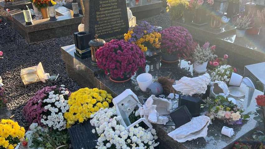 Стало известно, кто надругался над 40 могилами военных во Львове