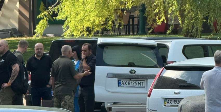 Начальник Купянской ГВА ездит на спецавто, которое должно было служить медикам Начальник Купянской ГВА ездит на спецавто, которое должно было служить медикам