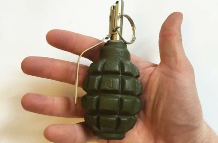 В Харькове мужчина разгуливал по метро с боевой гранатой