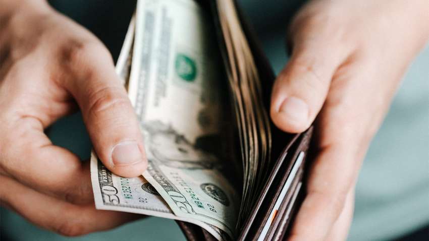 Війна змушує росіян проїдати валютні заощадження: що відомо