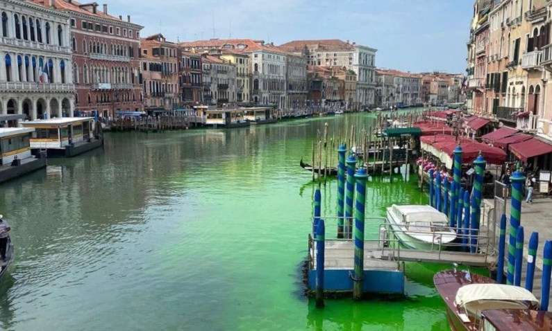 В Венеции вода в главном канале резко изменила цвет: известная причина (ФОТО) В Венеции вода в главном канале резко изменила цвет: известная причина (ФОТО)