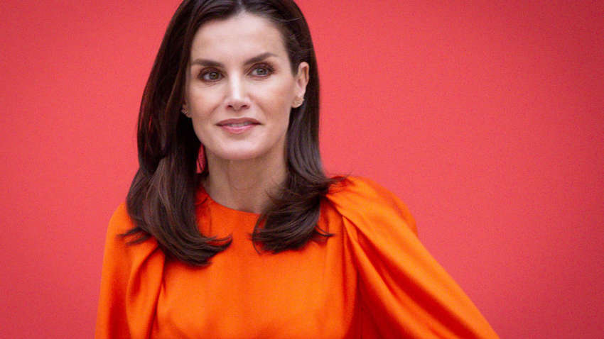 Королева Іспанії створила стильний образ, одягнувши блузку за 13 доларів