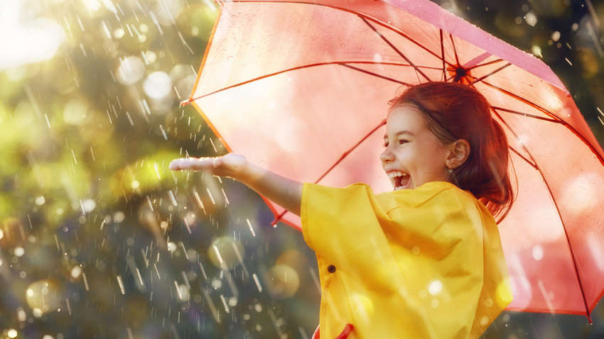 Попередження синоптиків: коли в Україні чекати на зливи з грозою (карта)