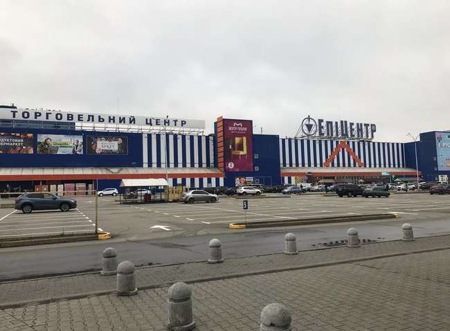 Локдаун не для всіх: як "Епіцентр" обходить карантин (Фото) Локдаун не для всіх: як "Епіцентр" обходить карантин (Фото)