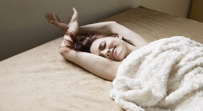 Чому ми спимо, піднявши руки над головою: що це означає