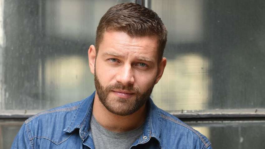 Во дворе ведущего 1+1 посреди ночи загорелась машина: что об этом известно