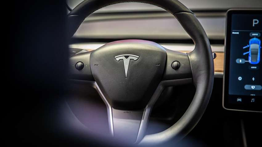 Автопілот електромобіля Tesla врізався в поліцейську машину