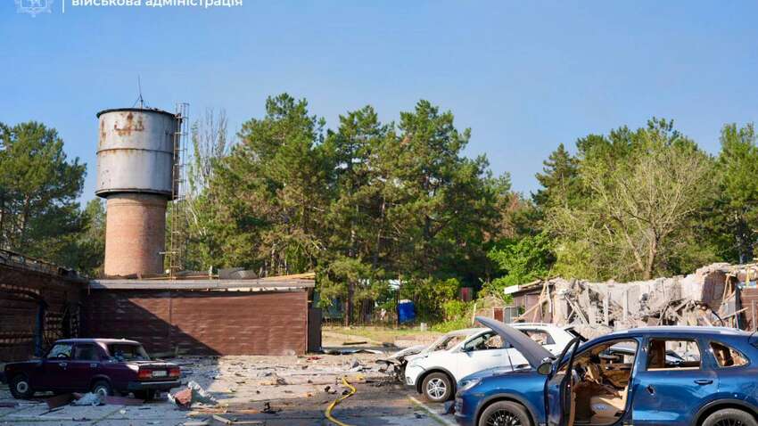 Россия атаковала Запорожскую область КАБами: есть погибшие и раненые Россия атаковала Запорожскую область КАБами: есть погибшие и раненые