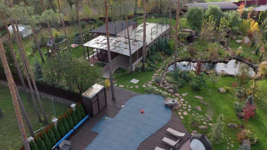 Роскошь за забором: журналисты показали огромное имение председателя КСУ (Видео)