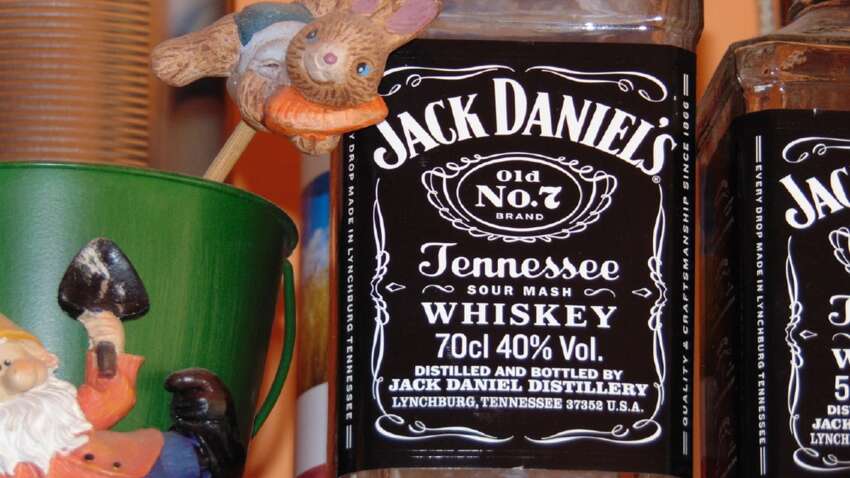 Собачий стыд для бренда: как забавная пищалка заставила виски Jack Daniel's проиграть суд