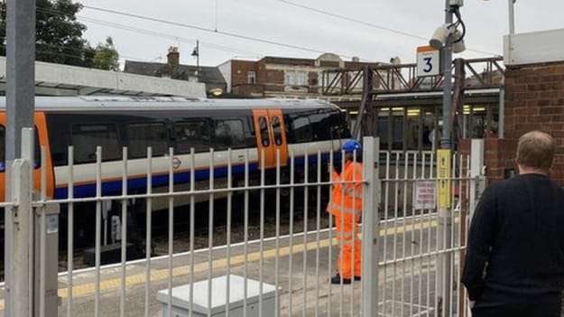 В Великобритании электричка с пассажирами сошла с рельсов: есть пострадавшие (ФОТО) 