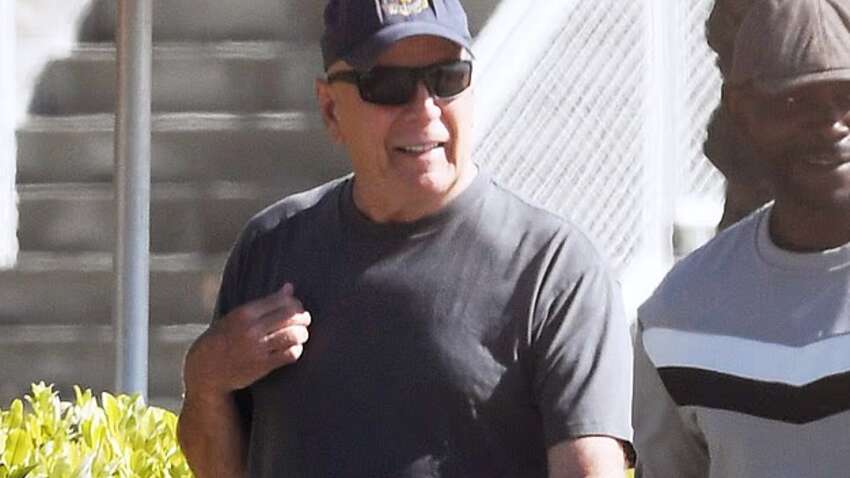 Появились новые фото 70-летнего Брюса Уиллиса: как выглядит культовый актер с тяжелой болезнью Появились новые фото 70-летнего Брюса Уиллиса: как выглядит культовый актер с тяжелой болезнью