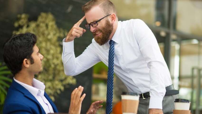 Никогда не делайте этого при начальнике, даже если он вас об этом попросит