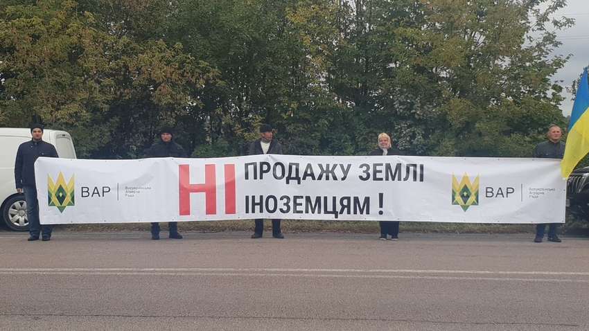 Аграрии по всей Украине протестовали против продажи земли иностранцам