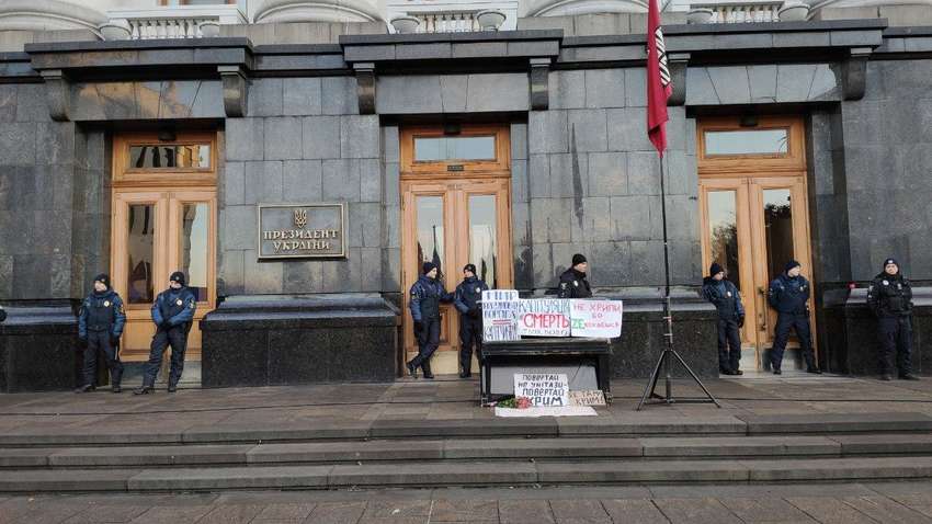 «Не завидуем Зеленскому»: Участники протестов под ОП готовятся к худшему