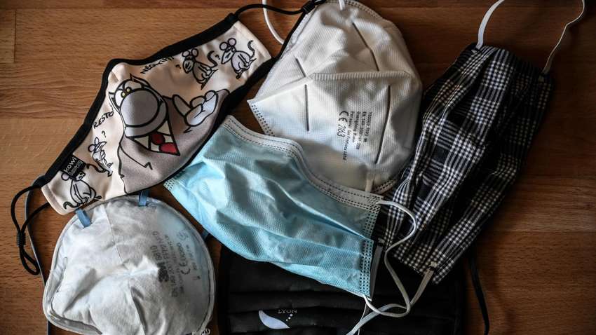 Чому у Франції заборонили носити саморобні маски