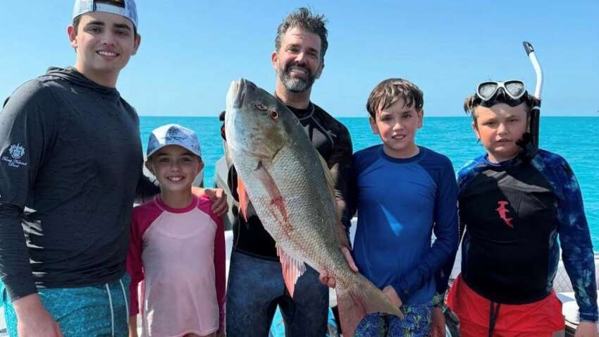 Син Трампа на яхті в яскравих шортиках відправився на підводне полювання (ФОТО)