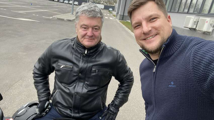 Порошенко ушел с головой в выборы. Завел Тик-Ток и передал привет байкерам