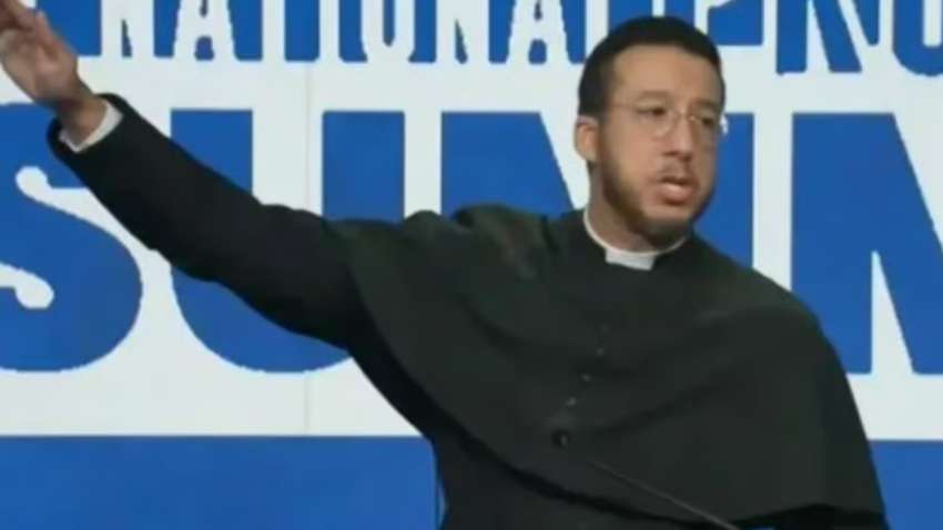 Священник в США повторил жест Илона Маска: ему быстро пришло наказание (ВИДЕО) Священник в США повторил жест Илона Маска: ему быстро пришло наказание (ВИДЕО)