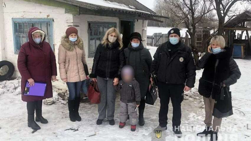 В Полтавской области мать оставила в холодном доме больную 5-летнюю дочь