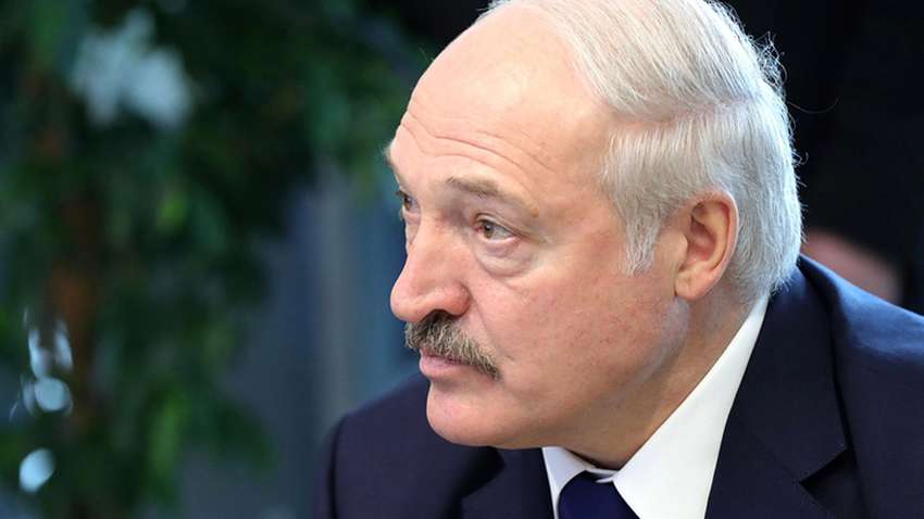 Лукашенко пообіцяв користуватися тільки білоруською косметикою