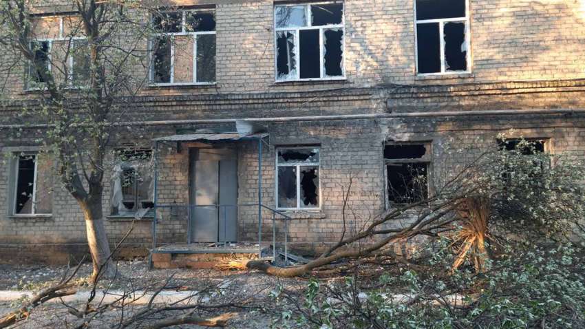 Обострение на Донбассе: оккупанты открыли огонь по ковидной больнице (ФОТО) Обострение на Донбассе: оккупанты открыли огонь по ковидной больнице (ФОТО)