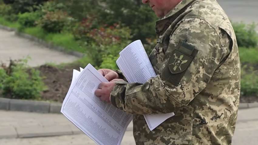 У ТЦК заявили, що ходити по будинках немає сенсу: де вручають повістки натомість