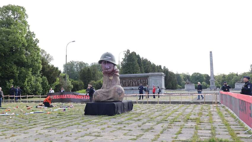 В Варшаве появилась скульптура Путина в виде пениса (ФОТО, ВИДЕО) В Варшаве появилась скульптура Путина в виде пениса (ФОТО, ВИДЕО)