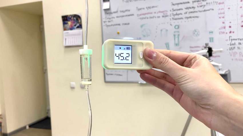 Українські винахідники розробили крапельницю, що може викликати медпрацівника