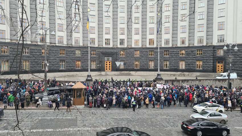 Возле ВР и КМУ люди протестовали против программы сотрудничества с МВФ