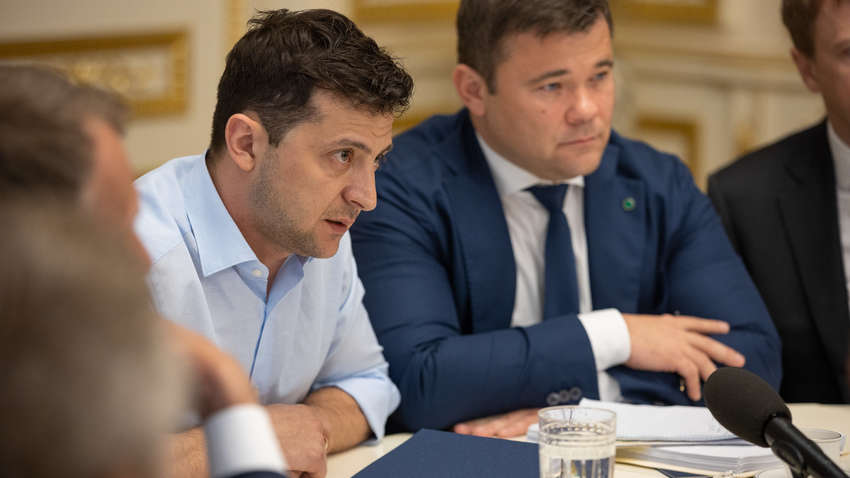 Зеленский поручил Офису представлять свои интересы в судах