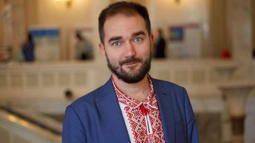 С «Слуги народа», которого подозревали во взяточничестве, сняли электронный браслет