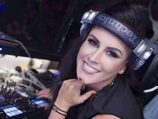 Знаменитая девушка-диджей выбросилась из окна после разрыва отношений