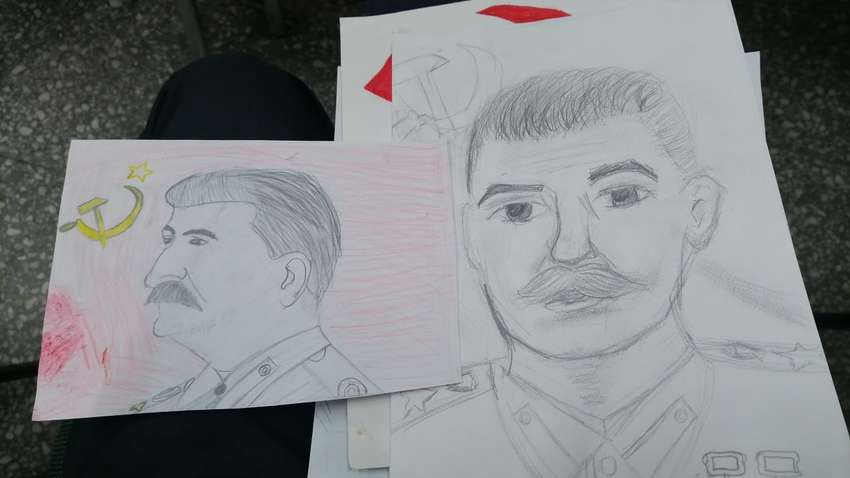 В России детей заставили рисовать кровавого тирана