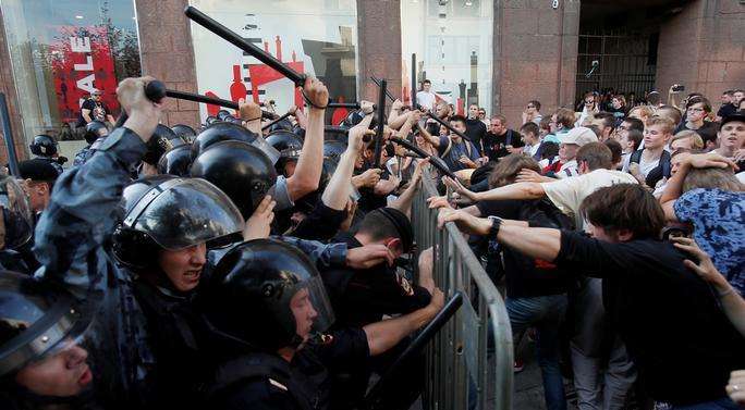 Евросоюз отреагировал на массовые задержания в Москве