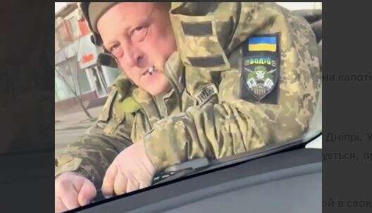 В Днепре водитель провез работника ТЦК на капоте Tesla (ВИДЕО)