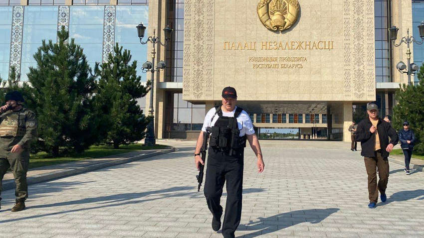 Лукашенко рассказал, зачем разгуливал по Минску с автоматом
