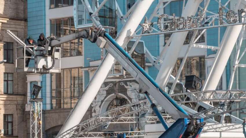 Контрактовая площадь без панорамы: владелец демонтирует аварийное колесо обозрения