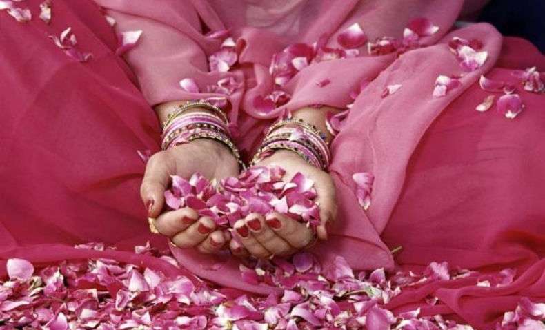 В Індії на лікарні скинули мільйони пелюсток троянд 