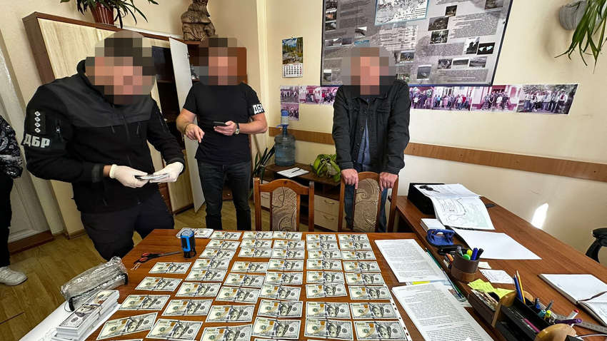 Руководитель Национального природного парка на Буковине получил взятку в 65 тысяч долларов