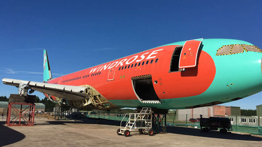 Фотофакт: перший український аеробус розрізали на брелоки 