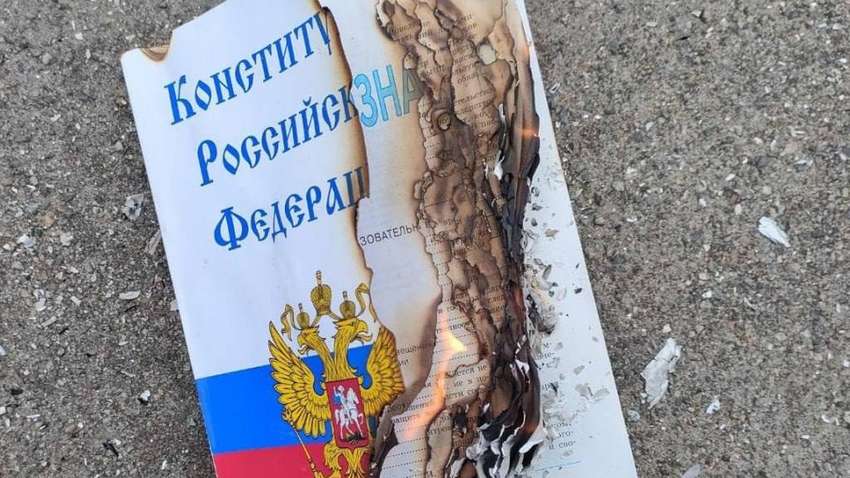 В окупації школярі спалили конституцію РФ (ФОТО) В окупації школярі спалили конституцію РФ (ФОТО)