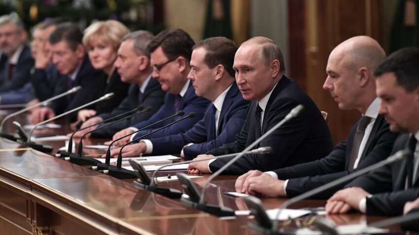 «Денег нет — платить нечем»: в России начали массово сокращать чиновников