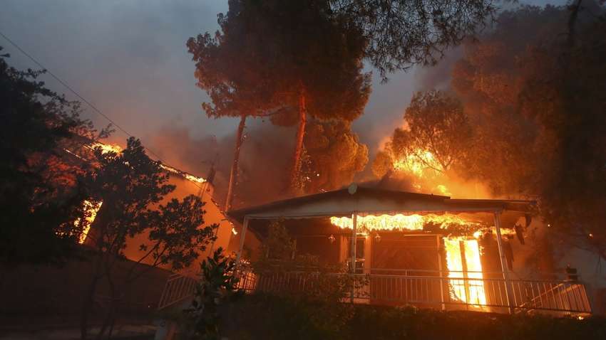 Пожары в Греции: власти эвакуируют туристов с острова Элафонисос