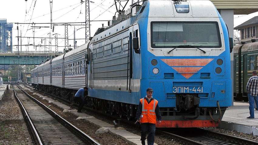 “Укрзализныця” отменяет все поезда и просит не спешить на вокзалы за компенсацией