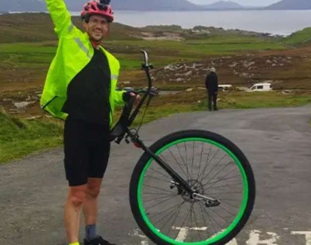 Новый рекорд Гиннеса: мужчина проехал всю страну на моноцикле за 5 дней